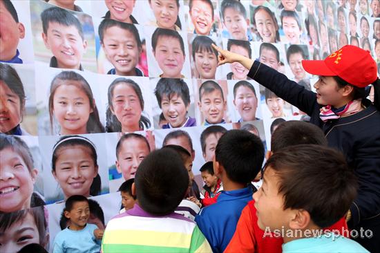 A wall of smiles in E China