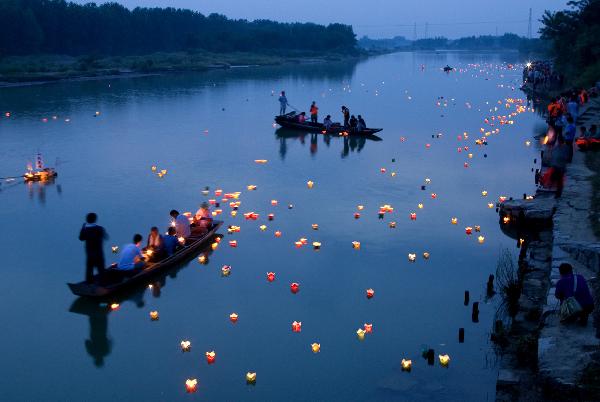 People set out lotus lanterns to express good wishes
