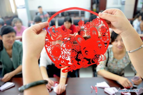 Festival themed paper cutting presented in Anhui