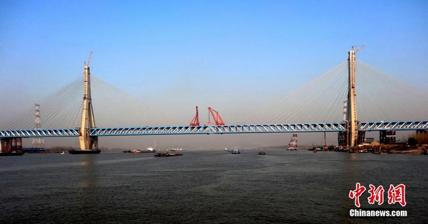 Combined bridge with world's longest span joined