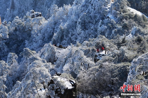 Stunning snow scenery of Huangshan Mountain