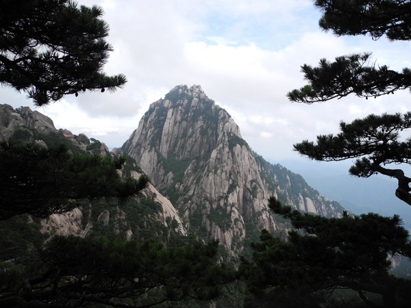 Spectacular scenery of Huangshan Mountain