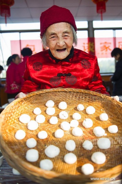People make traditional snack to celebrate upcoming lantern festival