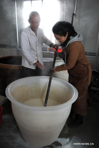 South Korean learns making tofu in Anhui