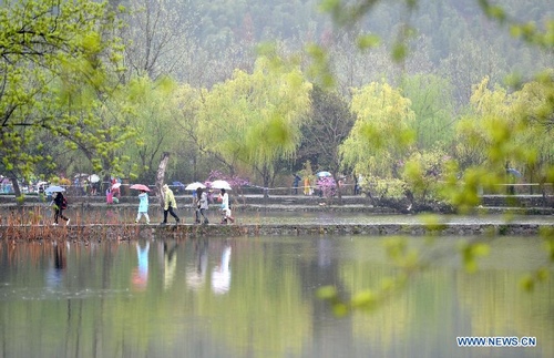 Tourists enjoy spring scenery at Hongcun Village