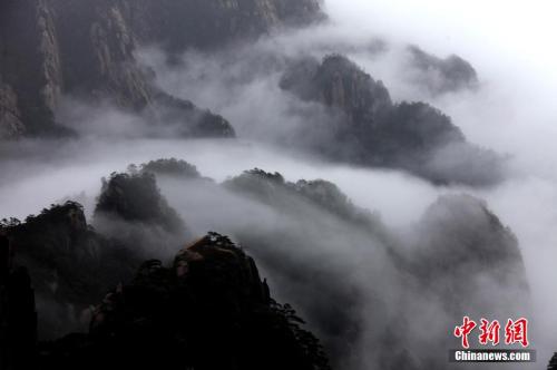 Waterfall cloud in Huangshan Mountain Scenic Area